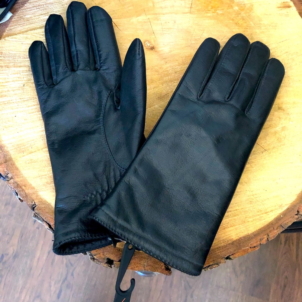 Women’s black leather gloves. Size 7. Never worn.